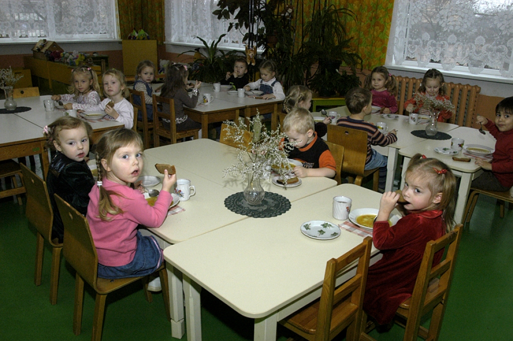 Bērnudārza bērniem ir nodrošināts pilnvērtīgs dienas uzturs. Par to pārliecinājās arī «Bauskas Dzīve», viesojoties pusdienlaikā bērnudārzā «Zīlīte». 
Autors: Ivars Bogdanovs