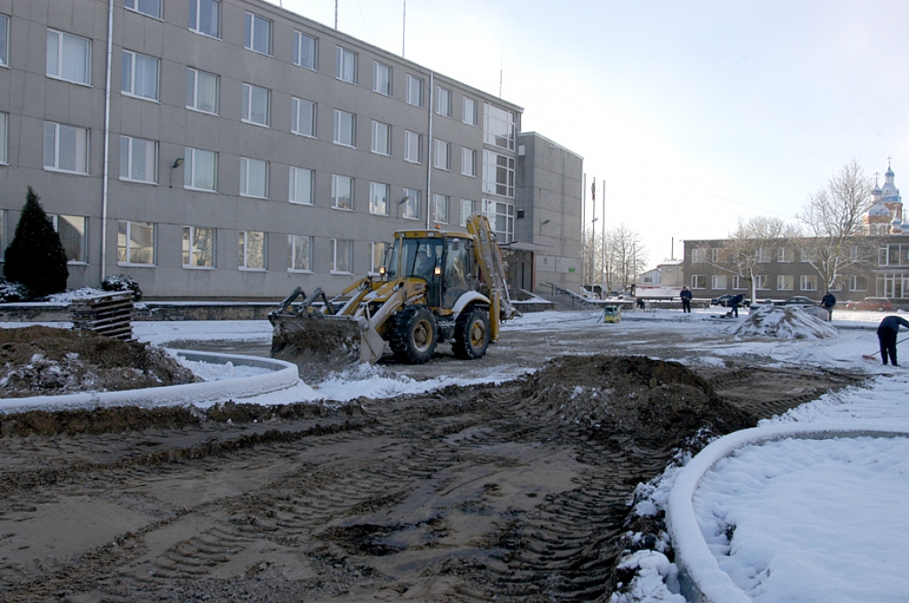Bauskas rajona Padomes jaunā stāvlaukuma izbūves sagatavošanas darbi sākās 23. oktobrī. Cenu aptaujā par stāvlaukuma izbūvi uzvarēja Jelgavas rajona uzņēmums – SIA «Leitis». Līguma izpildes laiks ir šīgada 21. decembris.  
Autors: Ivars Bogdanovs