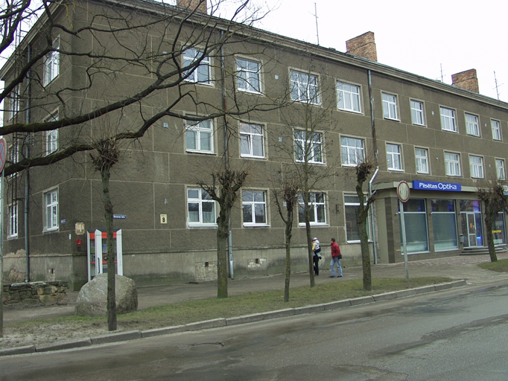 Daudzdzīvokļu māja Uzvaras ielā 9.
Autors: No arhīva