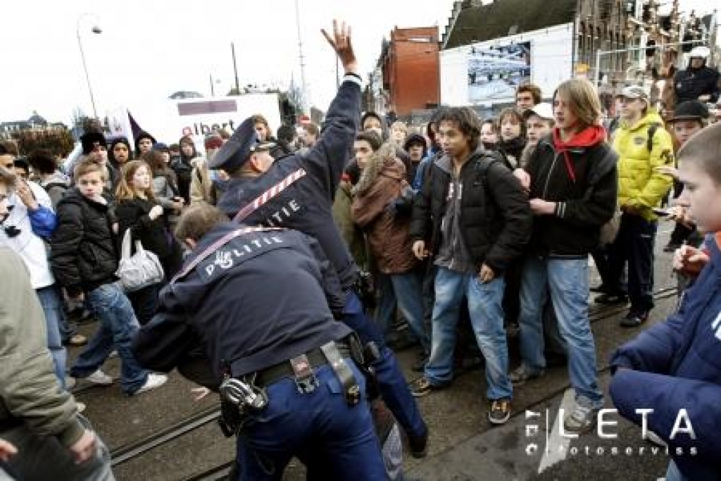 Nīderlandes policija 26.novembrī Amsterdamā skolēnu demonstrācijas laikā aiztur kādu no protestētājiem.
Autors: ANP/LETA