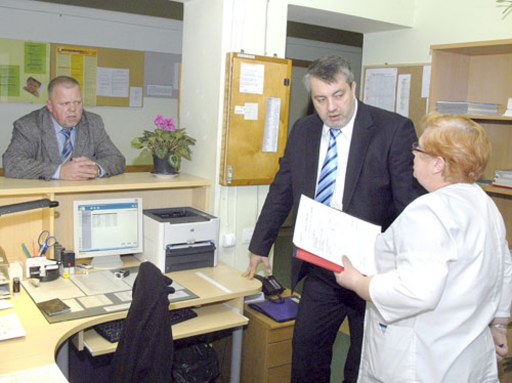 Veselības ministrs Vinets Veldre iepazīstas ar Bauskas slimnīcas datu sistēmu uzņemšanas nodaļā.
Autors: Ivars Bogdanovs