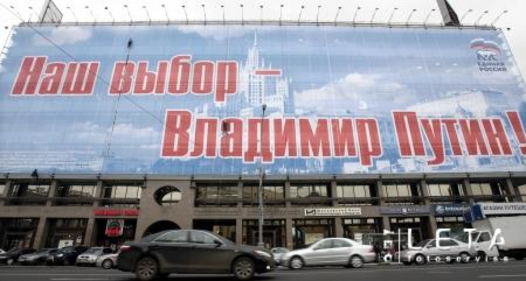 Maskavas centrā tiek uzstādīts Krievijas vadošās partijas 