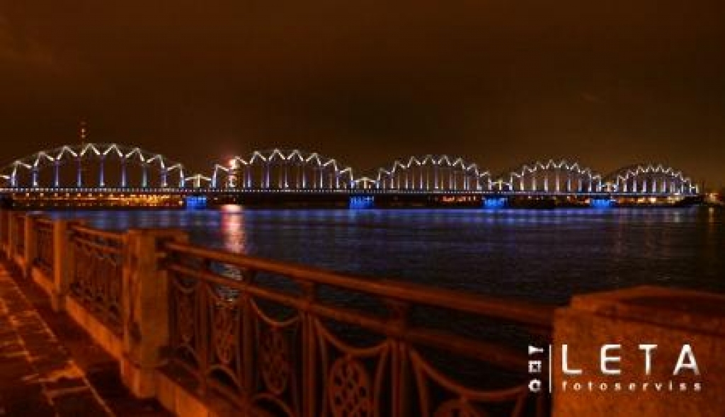  Izgaismotais dzelzceļa tilts pār Daugavu.
Autors: LETA