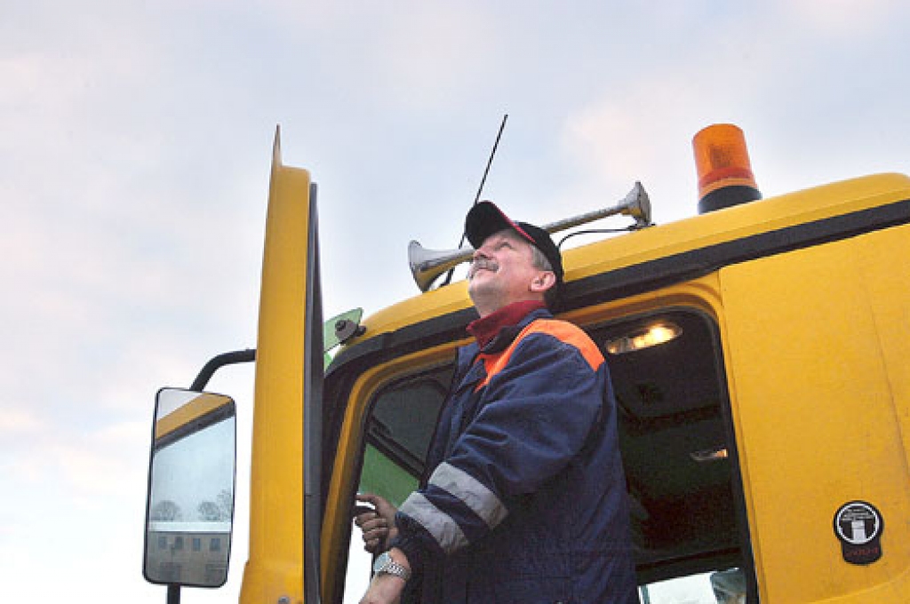 Ceļu uzturēšanas automobiļos uzstādītā globālās pozicionēšanas iekārta ļaus kontrolēt paveiktā darba kvalitāti, sekot līdzi mašīnas maršrutam. Iekārtas darbību apzina šoferis Modris Līdaks.
Autors: Ivars Bogdanovs