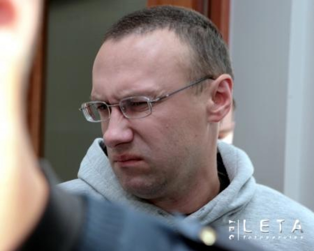 Aizdomās par Valsts ieņēmumu dienesta Muitas kriminālpārvaldes priekšnieka Vladimira Vaškeviča automašīnas dedzināšanas mēģinājumu aizturētais Saeimas un Valsts prezidenta Drošības dienesta darbinieks Edgars Gulbis 2007.gada 5.septembrī pirms tiesas sēdes Rīgas apgabaltiesā.
Autors: LETA