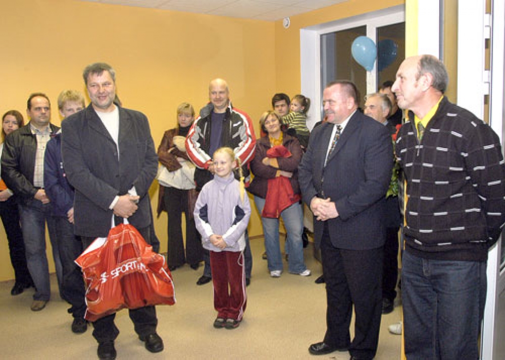 Firmas «Bauskas celtnieks» valdes priekšsēdētājs Ojārs Madžulis - Bajārs (priekšplānā no kreisās) Uzvaras vidusskolai dāvāja bumbas. No labās - sporta skolotājs Modris Indriksons un Gailīšu pašvaldības vadītājs Valdis Veips.
Autors: Ivars Bogdanovs