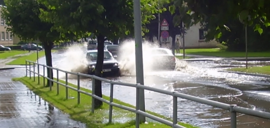 Baznīcas un Uzvaras ielas krustojumā notek visi ūdeņi no zāliena pie RIMI veikala. Rezultāts ir redzams. 
Autors: Uldis Varnevičs