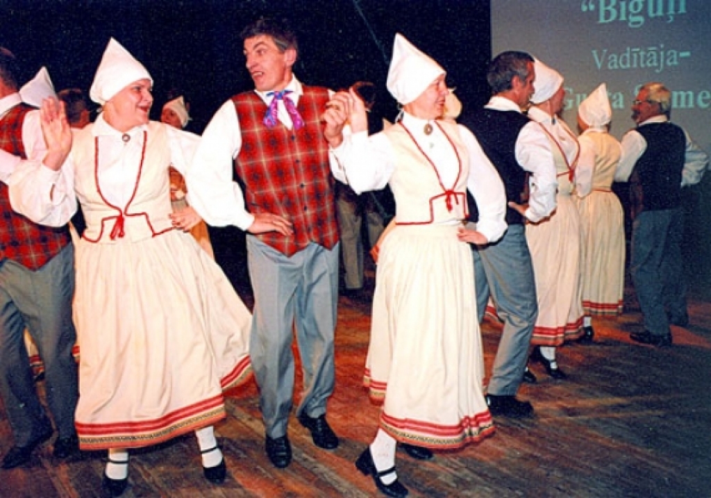 Vidējās paaudzes deju kopa «Biguļi» (foto – Laimonis Šulcs).
Autors: Bauskas Dzīve