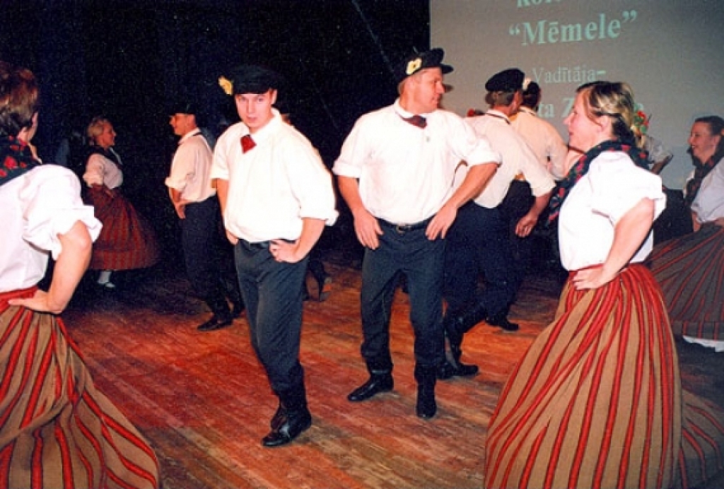 Vidējās paaudzes deju kopa «Mēmele» (foto – Laimonis Šulcs).
Autors: Bauskas Dzīve