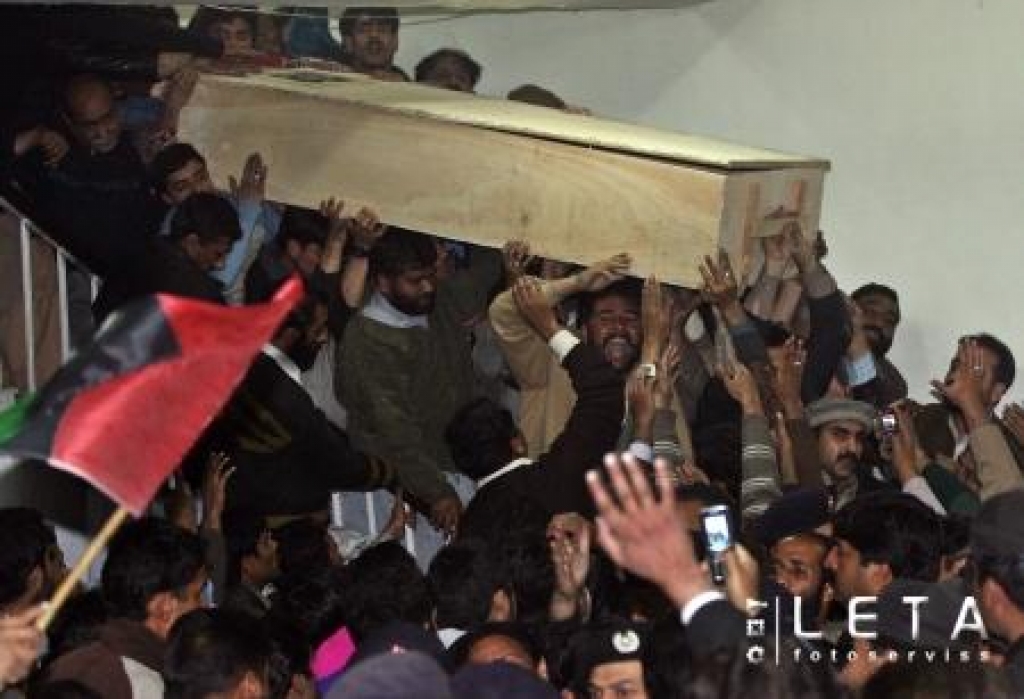 Pakistānas opozīcijas līderes Benaziras Bhuto atbalstītāji nes viņas zārku pie slimnīcas Ravalpindi pilsētā.
Autors: AFP/LETA