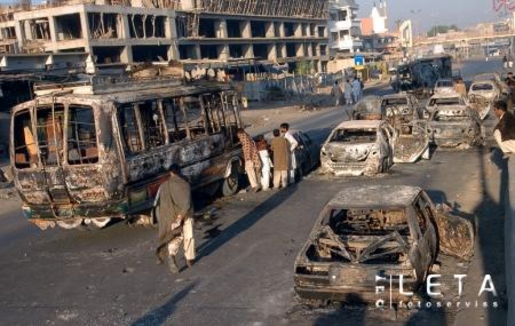 Pakistānas opozīcijas līderes Benaziras Bhuto slepkavības izraisītos nemieros sadedzinātas automašīnas Karači.
Autors: AFP/LETA
