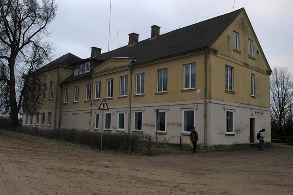 Skolas renovācijā pašvaldība ieguldījusi ap 60 tūkst. latu – nomainīti logi un apkures sistēma. 2004. g. datētā objekta kadastra vērtība  – 3225 lati jeb 115 sertifikāti. 
Autors: Ivars Bogdanovs