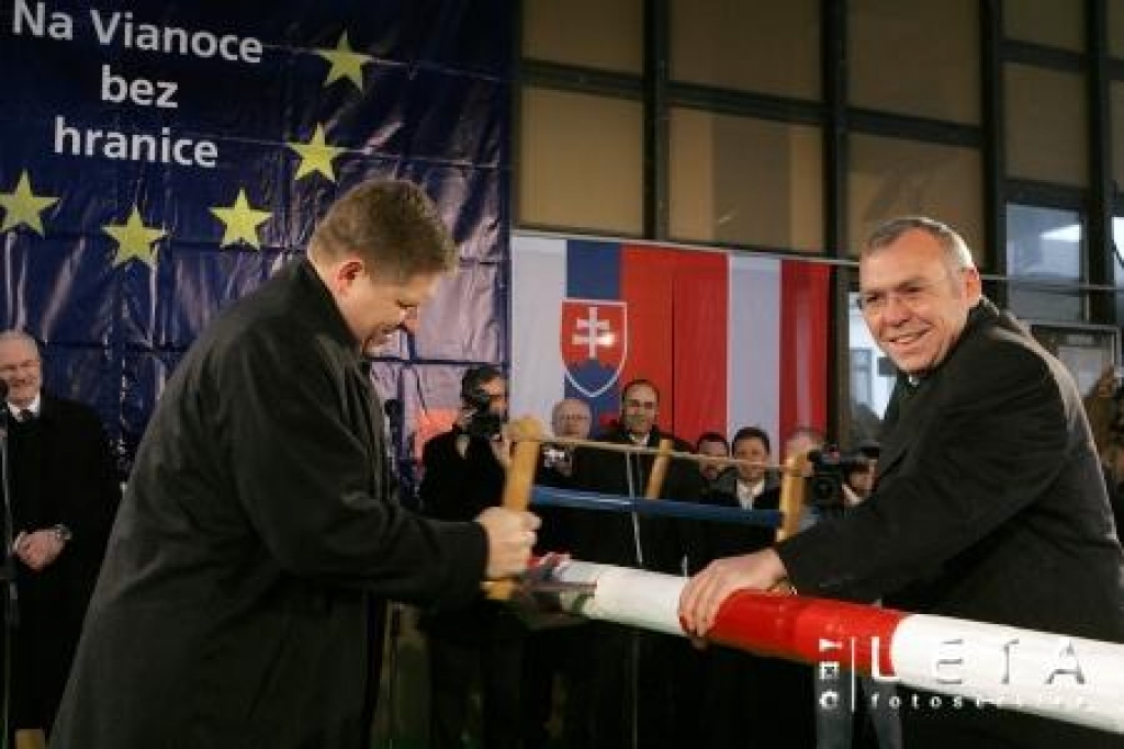 Slovākijas premjerministrs Roberts Fico (pa kreisi) un Austrijas kanclers Alfrēds Gūzenbauers 20.decembrī zāģē uz pusēm robežbarjeru starp abām valstīm, atzīmējot Šengenas zonas paplašināšanos.
Autors: AFP/LETA