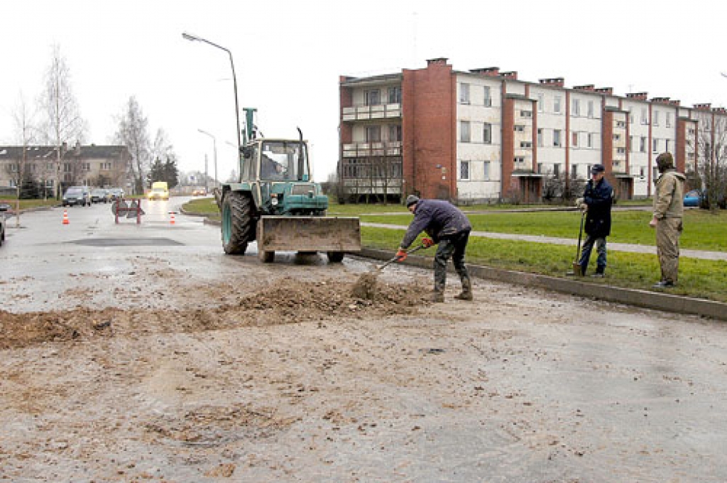 Salātu iela Bauskā šogad pārrakta jau divās vietās. Pirmoreiz rakšanas darbi notika saistībā ar siltumtrases rekonstrukciju, bet otrreiz sakarā ar ūdensvada remontdarbiem (attēlā).
Autors: Ivars Bogdanovs