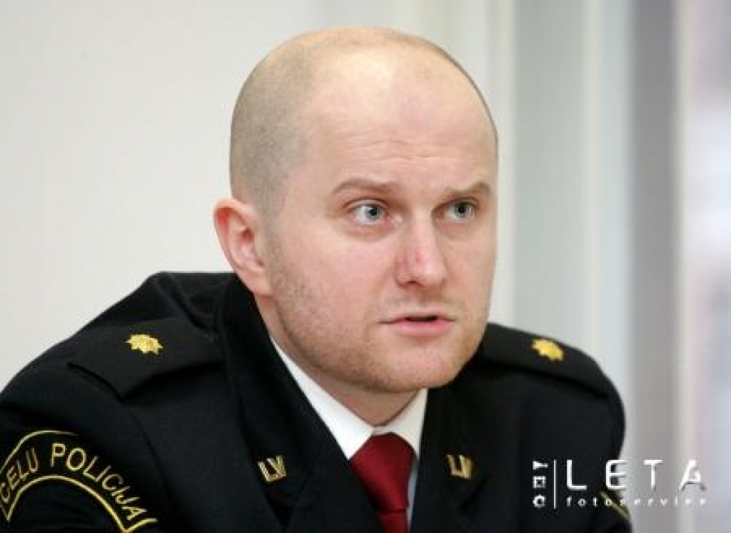 20.12.2007. Valsts policijas Ceļu policijas biroja priekšnieks Edmunds Zivtiņš preses konferencē informē par Ceļu policijas darbu svētku laikā.
Autors: LETA