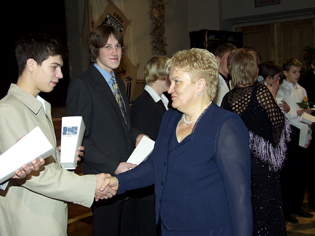 BJSS direktore Biruta Grantiņa (no labās) sveic jaunos sportistus pagājušā gada pasākumā.
Autors: No arhīva.