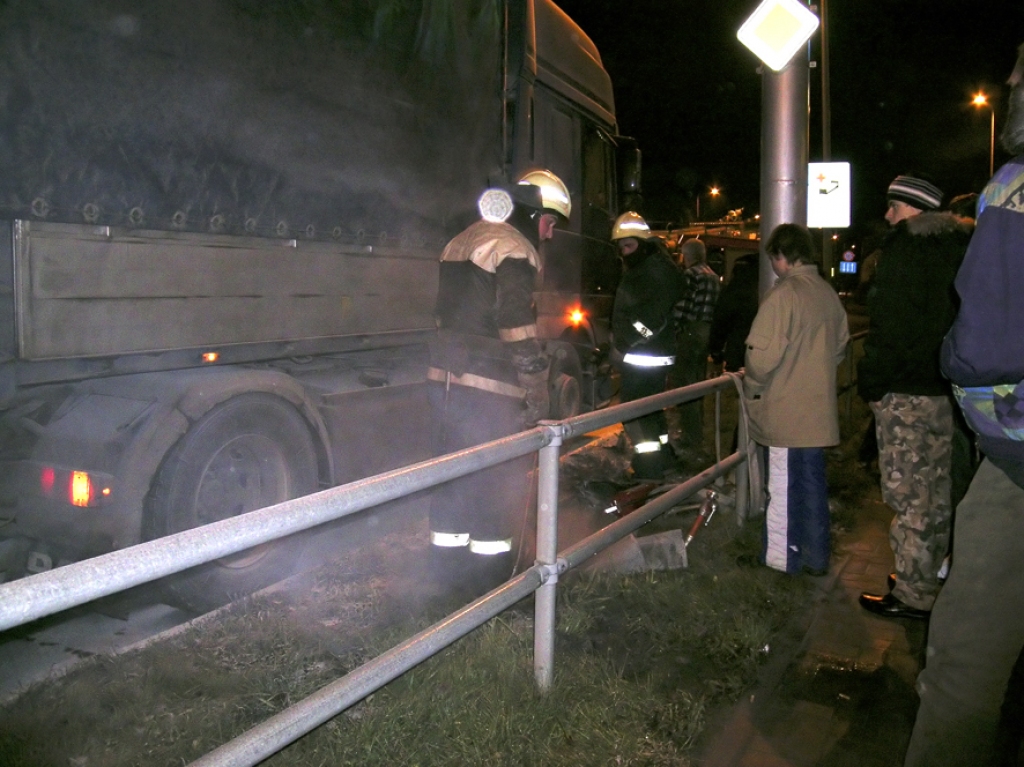 Ugunsdzēsēji slāpē liesmas, kas uz brīdi bija pārņēmušas kravas auto. 
Autors: Ivars Bogdanovs