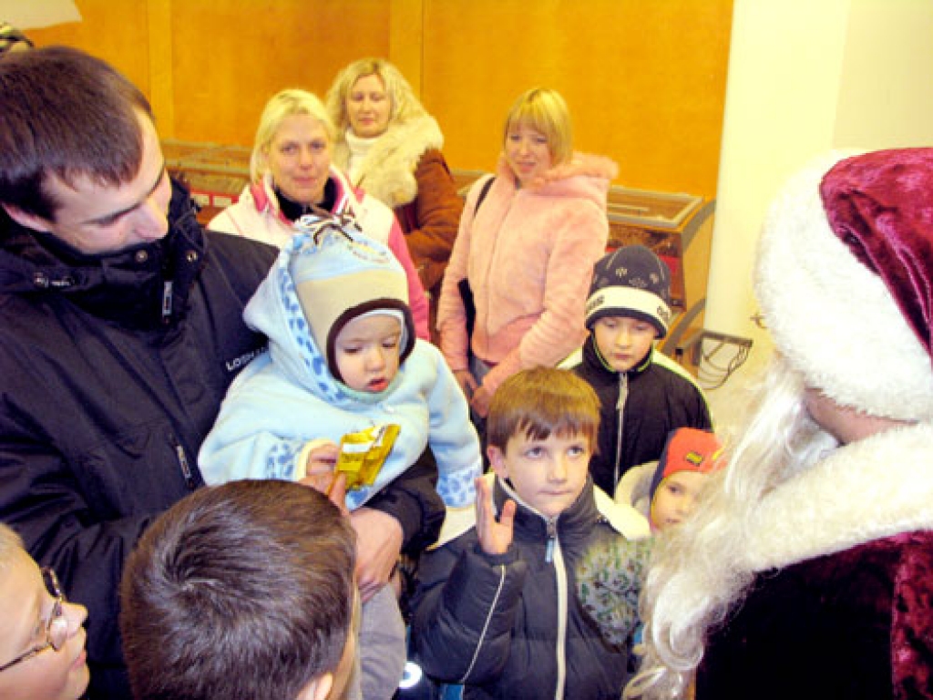 Par mīļu smaidu Ziemassvētku vecītis ar saldumiem pacienā gadu un divus mēnešus veco Markusu no Aizkraukles.
Autors: Vilnis Auzāns