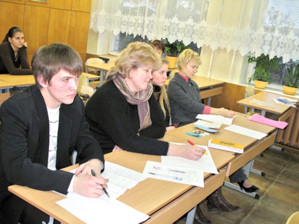 – Debatētājos cītīgi ieklausās tiesneši, tostarp Iecavas vidusskolas absolvents, students Mihails Haļitovs (no kreisās), Bauskas 1. vidusskolas skolotāja Daiga Telnere (2. no kreisās).
Autors: Vilnis Auzāns