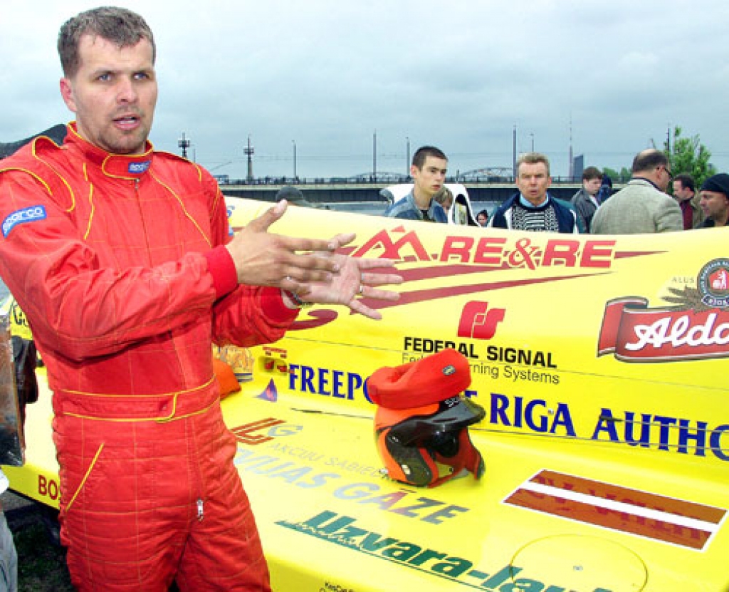 «Riga Powerboat Team» komandas sportists Uvis Slakteris sacensībās Rīgā.
Autors: No arhīva.