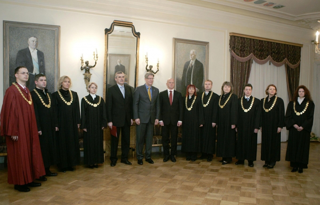 Jaunie tiesneši - Augstākās tiesas tiesnesis Jānis Neimanis (no kreisās), Balvu rajona tiesas tiesnesis Arvis Garais, Bauskas rajona tiesas tiesnese Irina Bogdanova, Gulbenes rajona tiesas tiesnese Maija Dziedātāja, Augstākās tiesas priekšsēdētājs Andris Guļāns, tieslietu ministrs Gaidis Bērziņš, Liepājas tiesas tiesnese Inga Kadeģe, Rīgas pilsētas Centra rajona tiesas tiesnesis Rinalds Silakalns, Rīgas pilsētas Kurzemes rajona tiesas tiesnese Guna Krieviņa, Rīgas pilsētas Ziemeļu rajona tiesas tiesnesis Viktors Prudņikovs, Administratīvās rajona tiesas tiesnese Agnese Lešinska un Administratīvās rajona tiesas tiesnese Aija Zaķīte tiesnešu zvēresta nodošanas ceremonijas laikā Rīgas pilī.
Autors: AFI