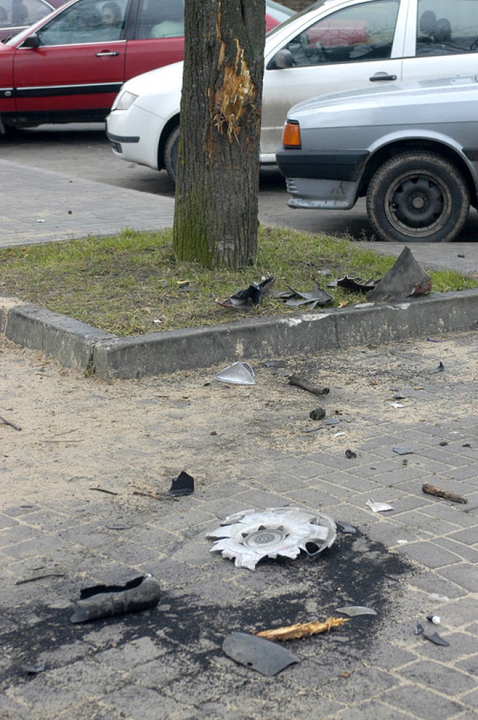 Divu automašīnu sadursmē Kalna un Plūdoņa ielā bojāti ne tikai auto, bet pamatīgi cietusi arī liepa.
Autors: Ivars Bogdanovs