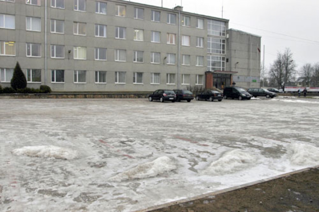 Jāpiekrīt «Bauskas Dzīves» lasītājiem, ka laukums pretim rajona Padomei netiek pilnībā  izmantots. Aina, kas redzama 15. janvārī plkst. 10.15, te ir ierasta – automobiļu laukumā ir pavisam maz.
Autors: Ivars Bogdanovs