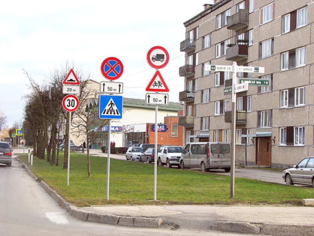 Bauska – Slimnīcas un Dārza ielas krustojums. Vai informācijas nav pārlieku daudz? 
Autors: Vilnis Auzāns