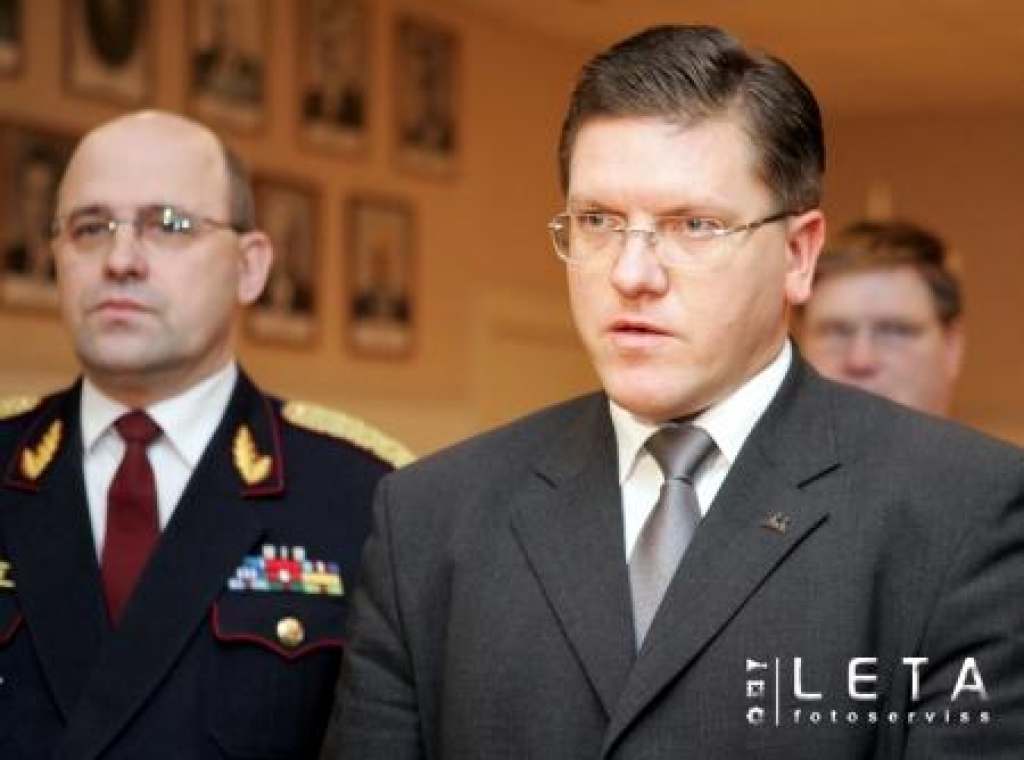 Rīgas Galvenās policijas pārvaldes priekšnieks Andris Dzenis (no kreisās) un iekšlietu ministrs Mareks Segliņš pēc ārkārtas operatīvajā sanāksmes par notikušajām uzņēmēju slepkavībām preses konferencē atbild uz žurnālistu jautājumiem.
Autors: LETA