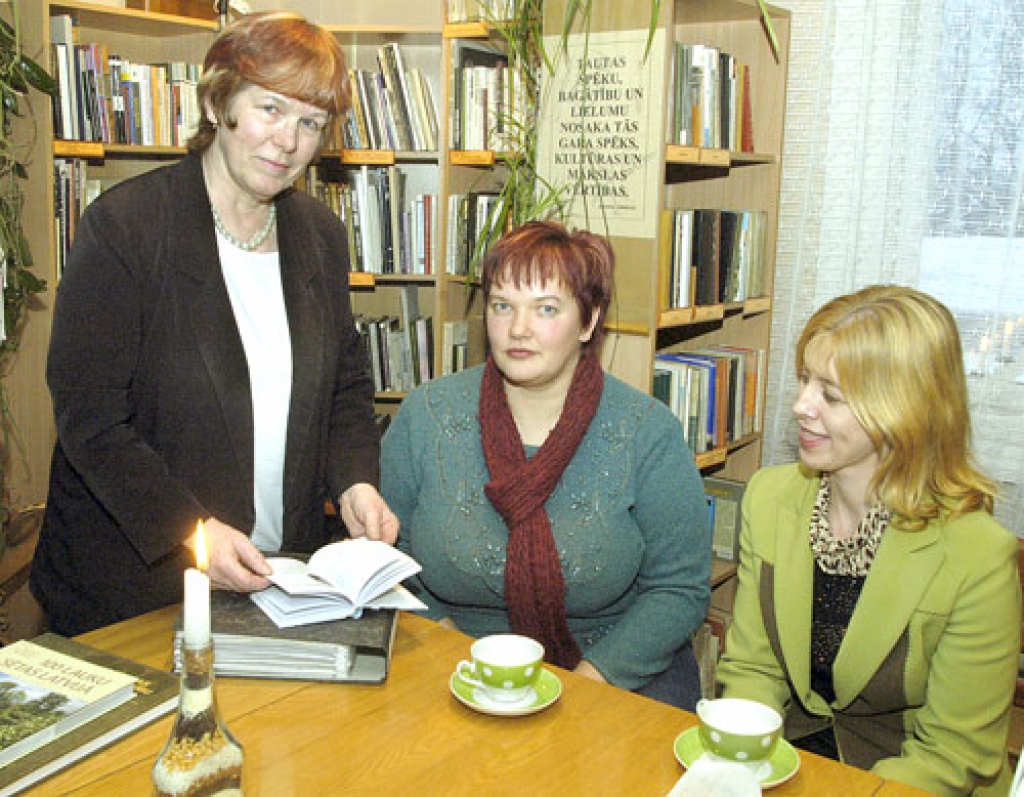 Bārbeles bibliotēkas vadītāja Brigita Krauze (no kreisās) un dzejnieces Brigita Kārkliņa un Sarmīte Gausiņa-Elksne, šķirstot dzejas almanahu «Skaņa pār Lielupi», atceras dzejas vakarus.
Autors: Ivars Bogdanovs