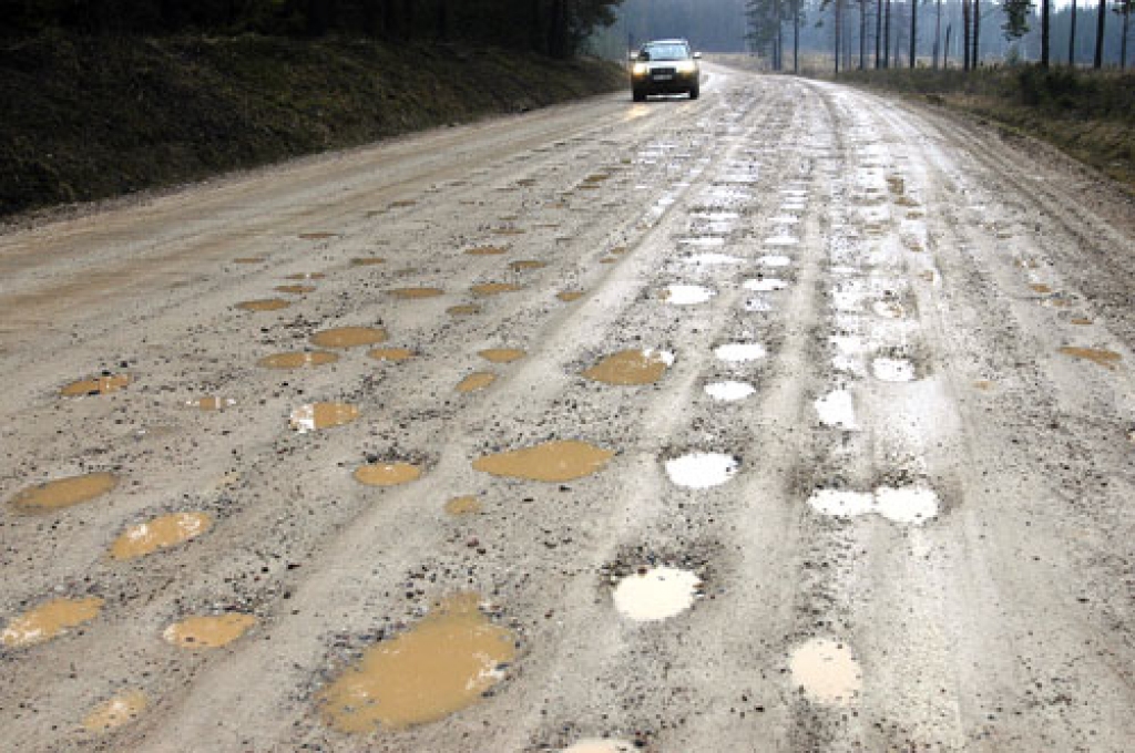 Ceļš Misa–Iecava. Brauktuve kā nosēta ar bedrītēm, braukt pa šo ceļu, nebojājot automobili, gandrīz nav iespējams.
Autors: Ivars Bogdanovs