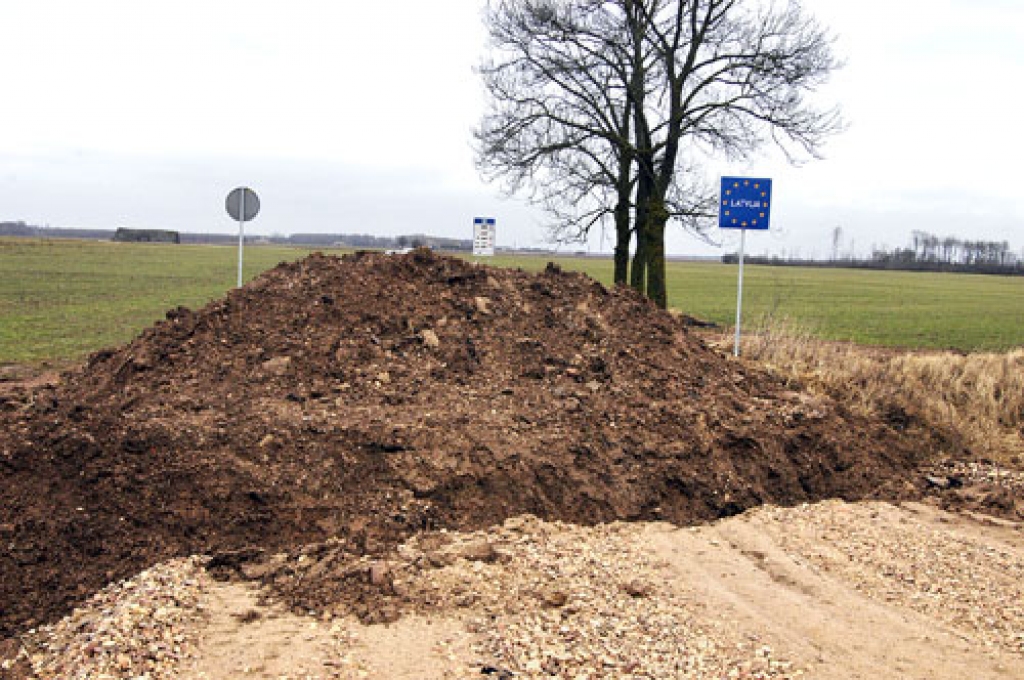 Vēl nesen, pērnā gada 21. decembrī, ar krāšņu salūtu iezīmējām robežu atvēršanu starp Lietuvu un Latviju. Nu divi ceļi Bauskas rajonā pārrobežu satiksmei atkal ir slēgti.
Autors: Ivars Bogdanovs