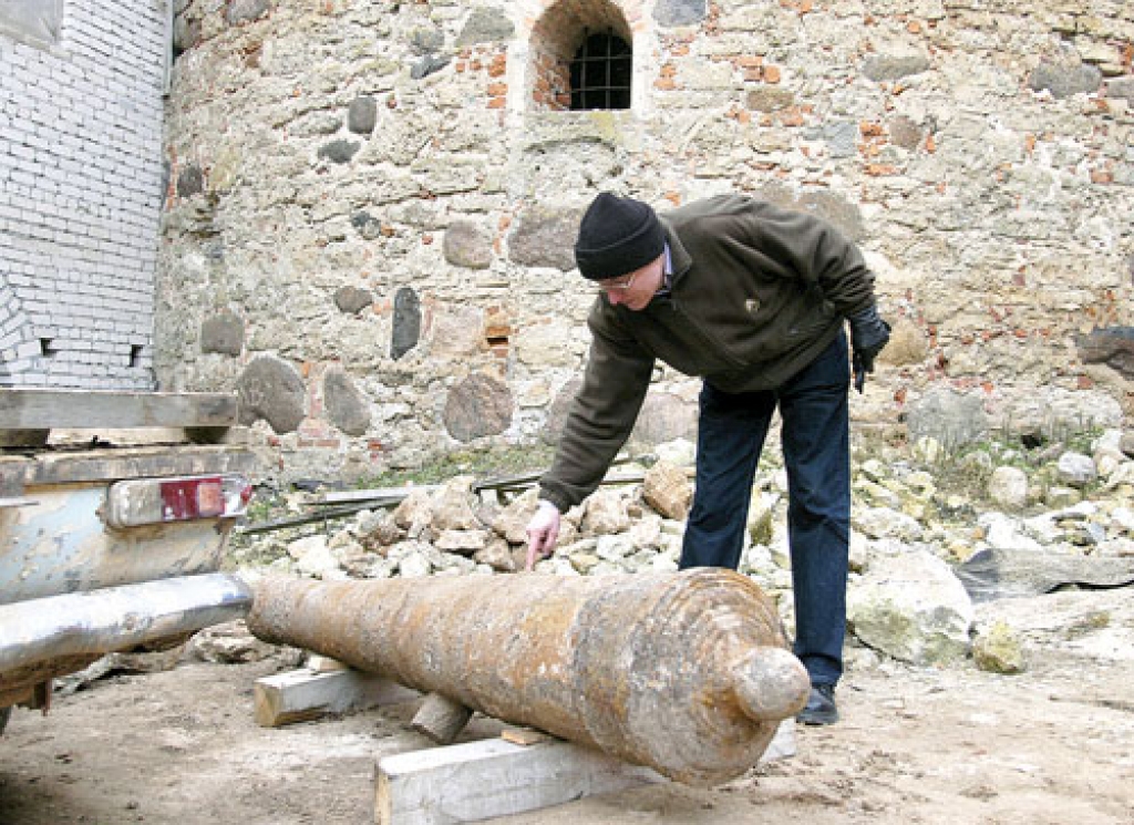 Bauskas pils muzeja krājumu glabātājs Jānis Grūbe rāda, ka uz lielgabala balstiem, ar kuriem tas tika stiprināts pie koka lafetēm, vienā pusē ir burts C, otrā – H. Tie varētu būt vai nu lielgabalu meistara iniciāļi, vai manufaktūras firmas zīme.
Autors: Ivars Bogdanovs