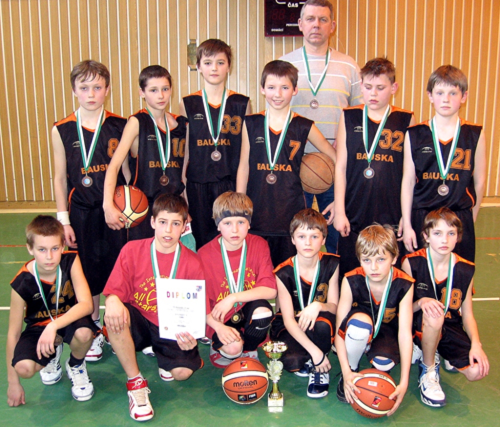 Bauskas rajona Bērnu un jaunatnes sporta skolas jaunajiem basketbolistiem un viņu trenerim Mārim Šekavam starptautiskā turnīrā izdevās parādīt labu sniegumu.
Autors: no albuma