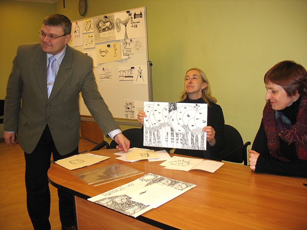Bauskas 400 gadu jubilejas rīkošanas darba grupas vadītājs Māris Freimanis ieinteresēti apskata svētku logo konkursam iesūtītos darbus.
Autors: Vilnis Auzāns