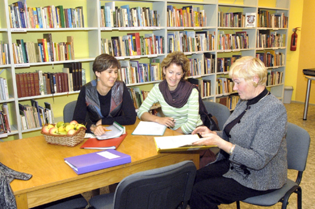 Inta Krieviņa (no labās) ir viena no prasmīgākajām sava aroda pārstāvēm Bauskas rajonā, kas aktīvi iesaistās pagasta sabiedriskajā dzīvē.
Autors: no «Bauskas Dzīves» arhīva