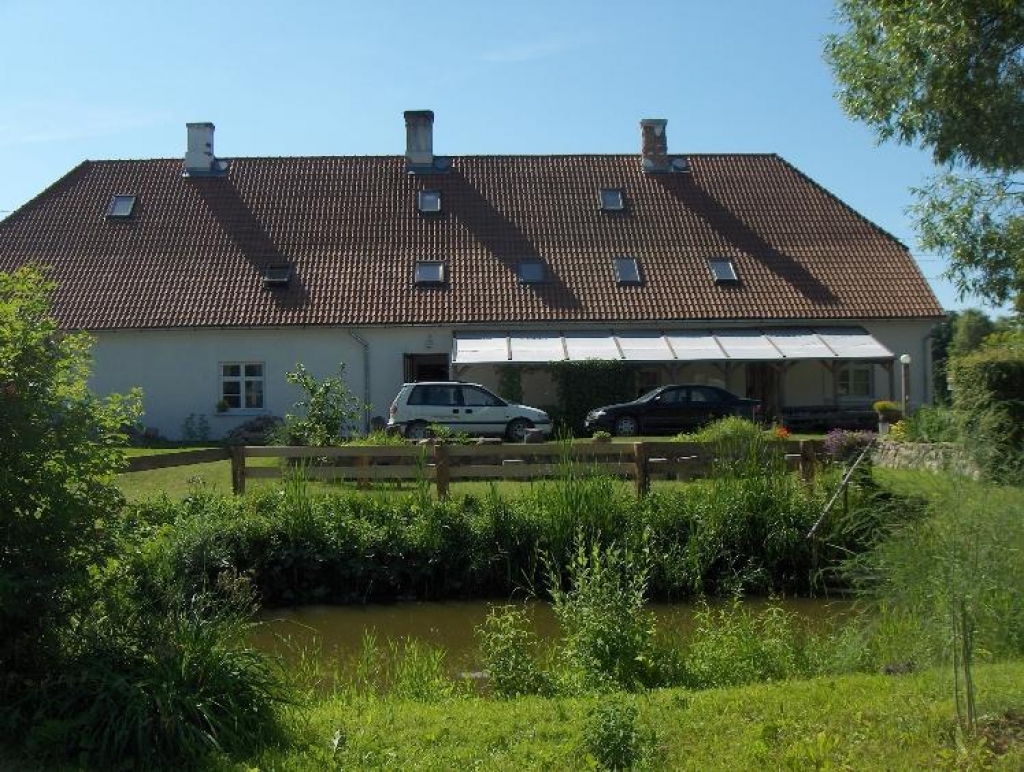Iepretī «Vīnkalniem», otrpus ceļam, ir kādreizējā Rundāles pils kalpu māja. Gandrīz desmit gadu to pakāpeniski atjaunojot, Ikertu ģimene tajā iekārtojusi viesu namu «Baltā māja», kur dzīvo arī īpašnieki.
Autors: www.msmarii.files.wordpress.com