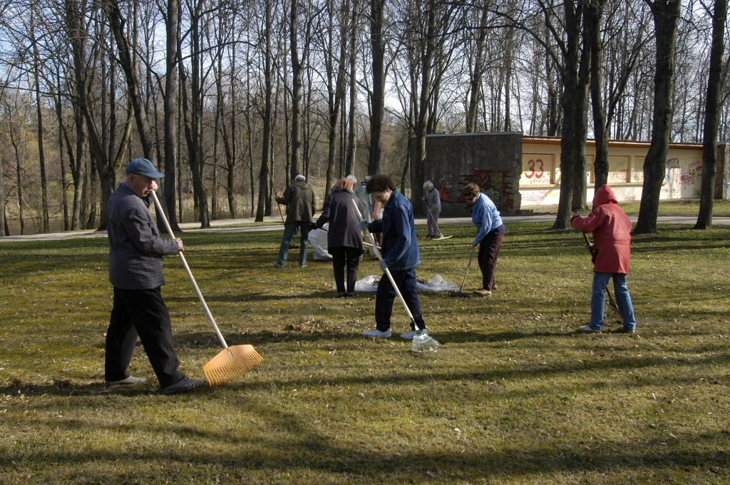 Bauskas pensionāri pērn 17. aprīlī  pulcējās apkārtnes sakopšanas talkā Pilskalnā.
Autors: No arhīva.