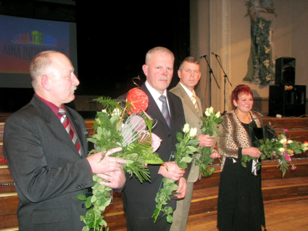 Bauskas rajona Bērnu un jaunatnes sporta skolas brīvās cīņas nodaļas ilggadējais treneris Vladimirs Iļjins (pirmais no kreisās) 2007. gada jaunatnes sporta laureāta sarīkojumā saņēma pateicību par labu darbu.
Autors: Juris Iļņickis
