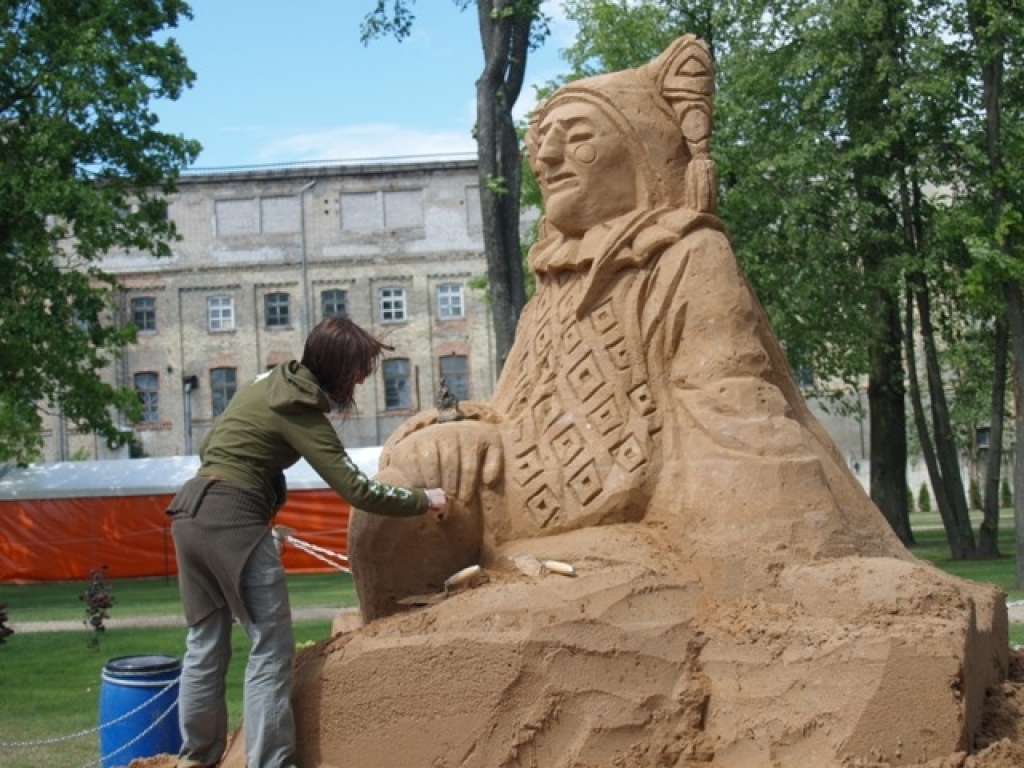 Skulptūru festivāla 1. Vietas ieguvējas Taņas Kuzņecovas (Krievija) darbs «Vēstures rats».
Autors: Foto no JPPA «Kultūra» arhīva.