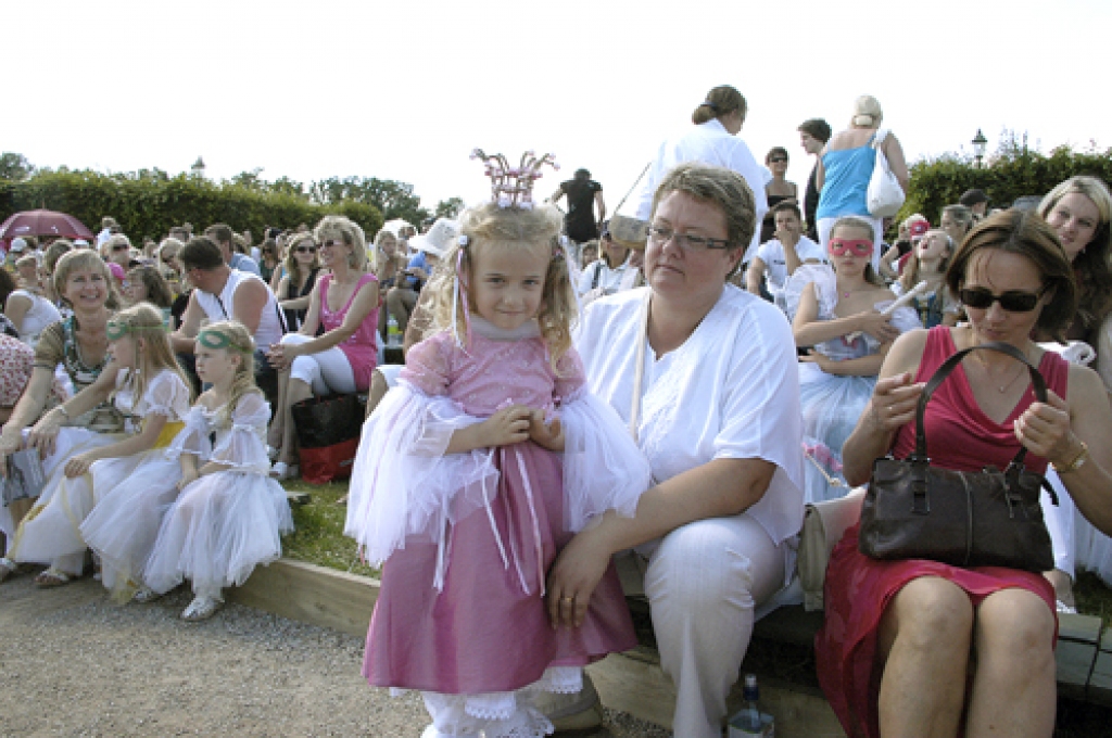 Baušķeniece Lība Dārta Stankeviča pirmo reizi apmeklēja Rundāles pils Zaļo teātri, princeses tērpu viņai bija darinājusi mamma Sarmīte.
Autors: Ivars Bogdanovs
