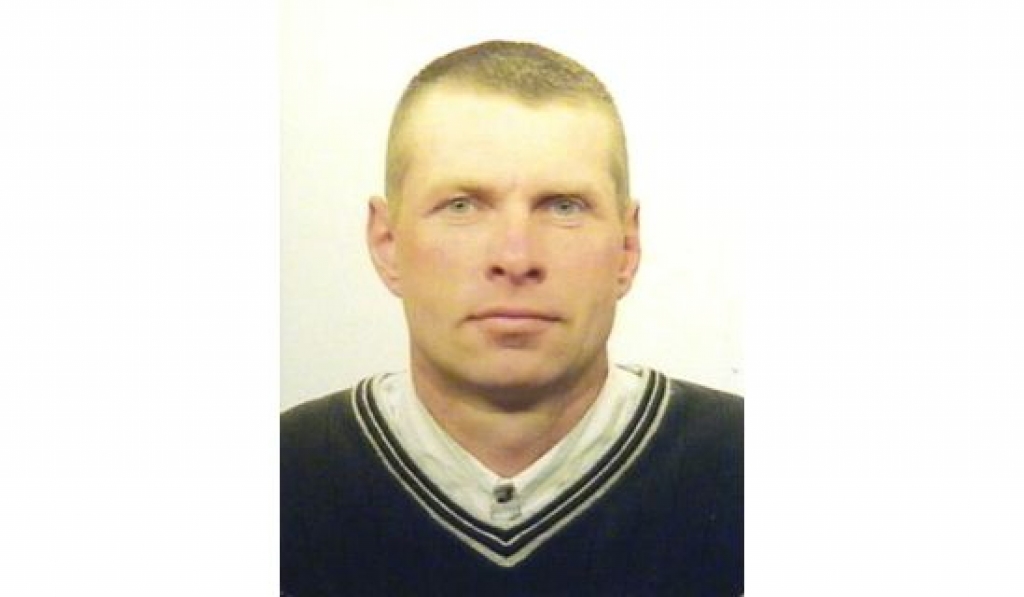 Meklētā vīrieša pazīmes ir šādas: augums apmēram 180 cm, kalsnas miesas būves, īsi gaiši brūni mati. Policija lūdz vērīgi aplūkot attēlā redzamo vīrieti un, ja Jūsu rīcībā ir informācija par meklējamās personas atrašanās vietu lūdzam zvanīt pa tālruņiem 63902100 vai 112.
Autors: Policijas izplatīts foto.
