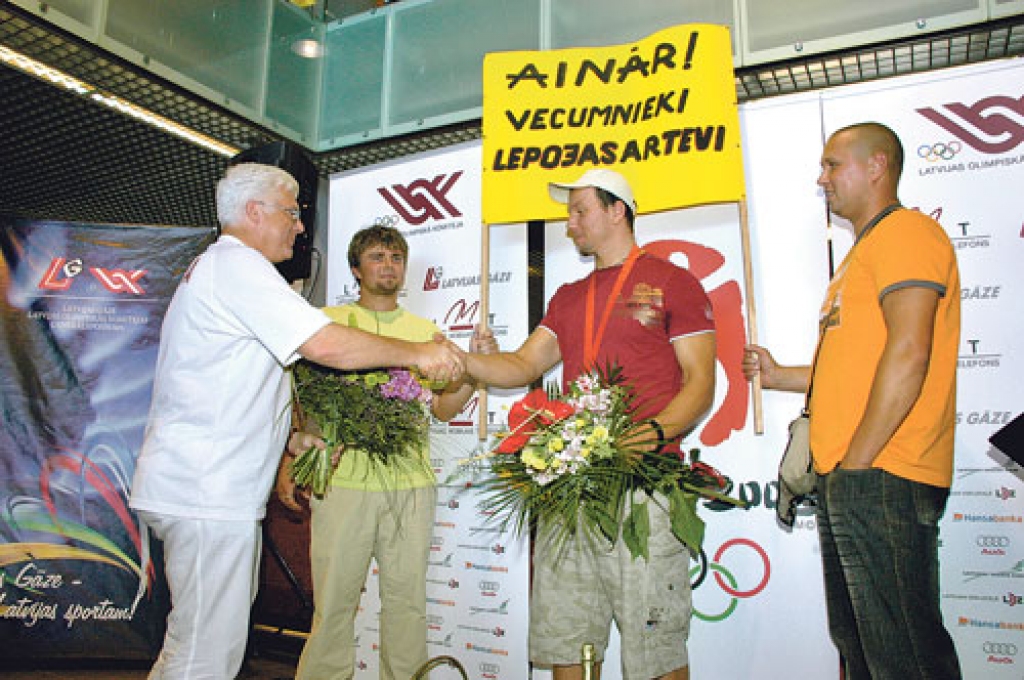 Olimpiskā vicečempiona Aināra Koovala sagaidītāju vidū īpaši pamanāma bija Vecumnieku delegācija. Sportistu sveica Latvijas Olimpiskās komitejas ģenerālsekretārs Aldonis Vrubļevskis.
Autors: Ivars Bogdanovs