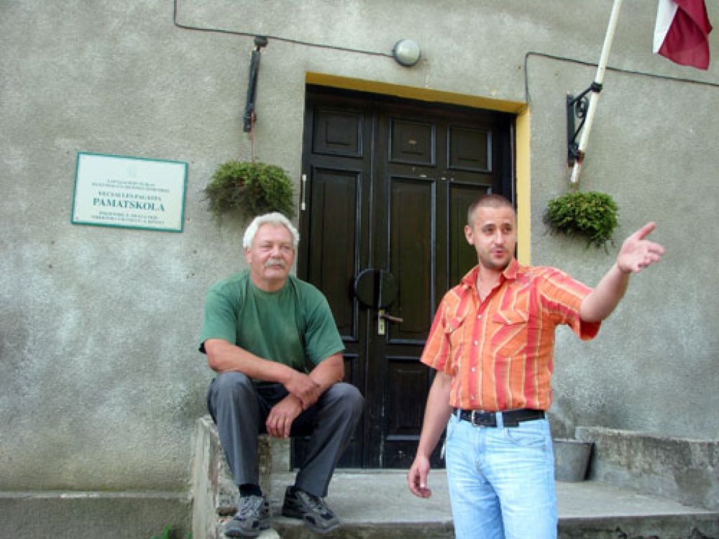 Egons Brazauskis (no kreisās) un Ivo Palma ne vien organizē procesu, bet arī paši piedalās skolas atjaunošanas darbos.
Autors: Juris Iļņickis