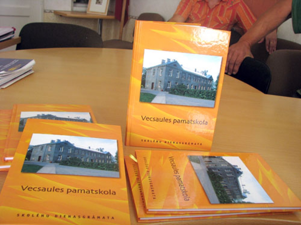 Skolēnu dienasgrāmatas jaunajam mācību gadam ar Vecsaules pamatskolas ēkas fotogrāfiju un nosaukumu uz vāka.
Autors: Juris Iļņickis