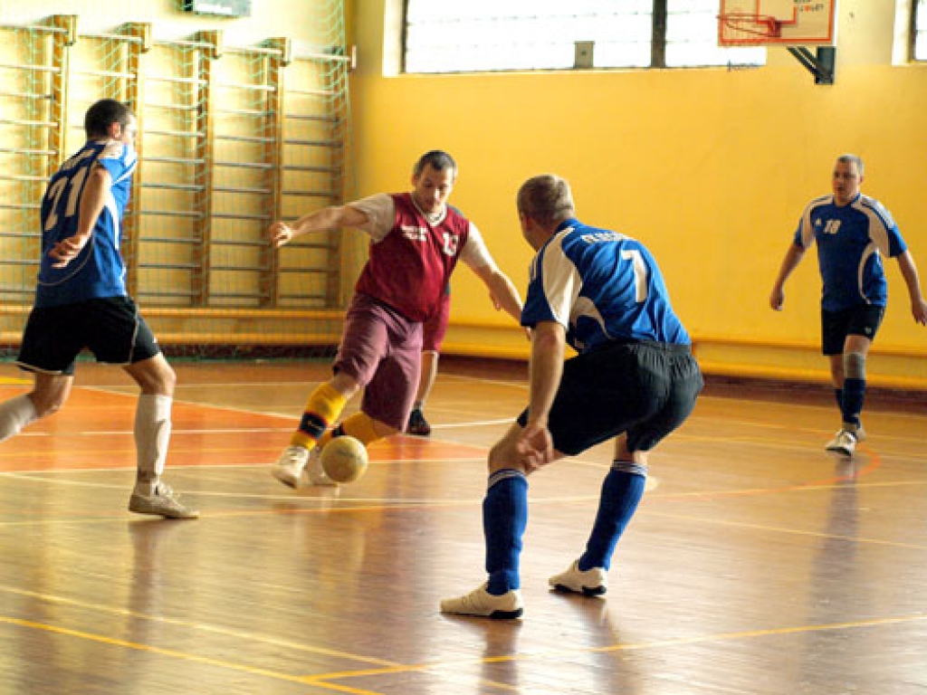 Futbola turnīrs sākās ar komandu «Santos» un «Basketbolisti» spēli. Ar bumbu – Māris Stūrmanis no «Santos».
Autors: no albuma