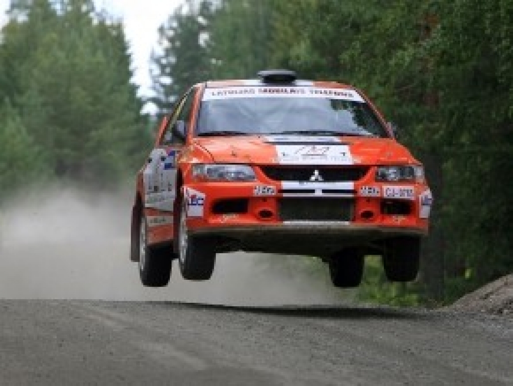 Andis Neikšāns un Pēteris Dzirkals trasē
Autors: Raimonds Volonts, www.v4motors.lv