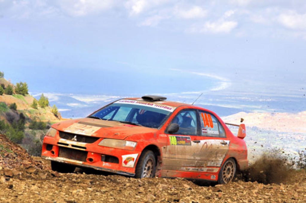 Pasaules autorallija čempionāta posmā Kiprā, kas risinājās 14. un 15. martā, piekto vietu PWRC ieskaitē izcīnījuši «Latvijas Mobilā telefona rallija komandas» sportisti baušķenieks Andis Neikšāns un Pēteris Dzirkals.
Autors: Hiroši Seiki