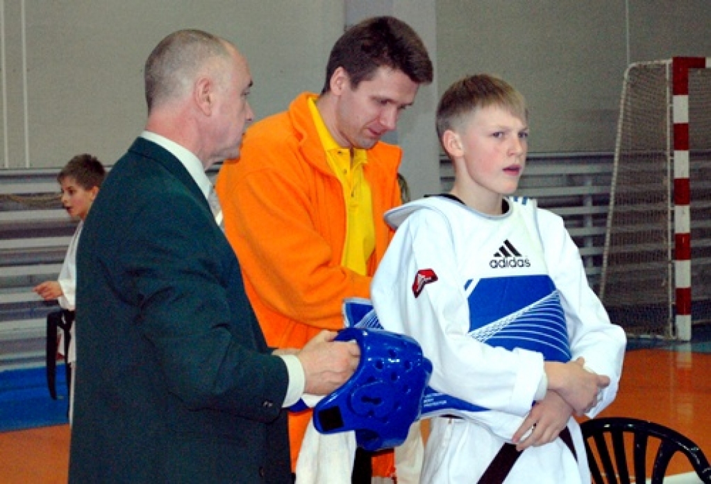 Latvijas atklātais teikvondo čempionāts notika sestdien, 14. martā, Bauskā, sporta namā «Mēmele». Bauskā bija ieradušies 130 dalībnieki no dažādiem klubiem, tai skaitā arī 14 no Igaunijas. Tribīnes bija pilnas ar līdzi atbraukušajiem...
Autors: Uldis Varnevičs