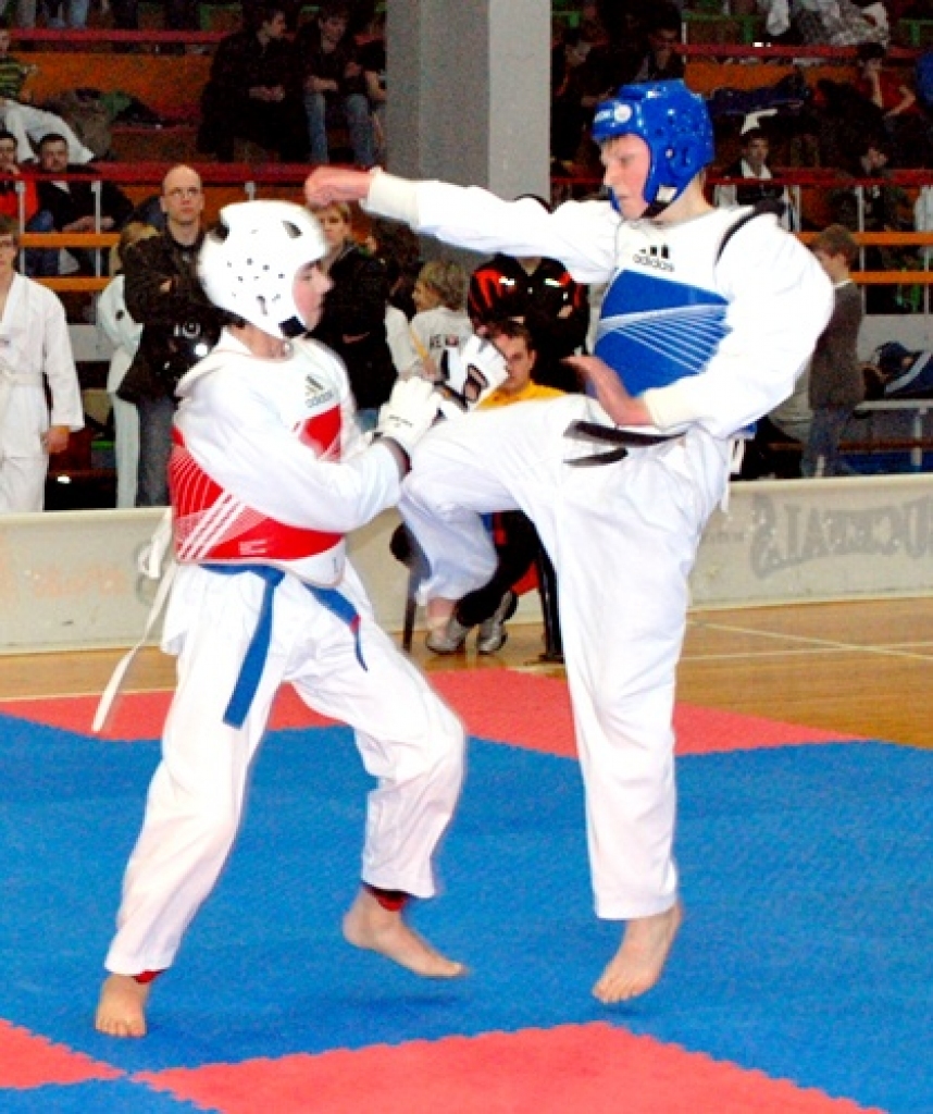 Latvijas atklātais teikvondo čempionāts notika sestdien, 14. martā, Bauskā, sporta namā «Mēmele». Bauskā bija ieradušies 130 dalībnieki no dažādiem klubiem, tai skaitā arī 14 no Igaunijas. Tribīnes bija pilnas ar līdzi atbraukušajiem...
Autors: Uldis Varnevičs